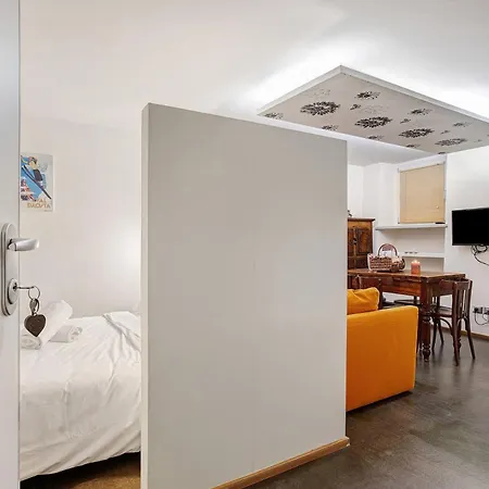 Rene De Challant Apartman *